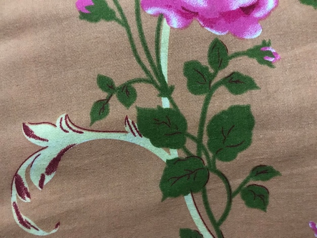 Bordado floral sobre lino
